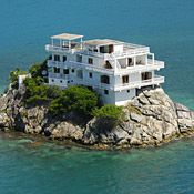 UrbanDaddy - Dunbar Rock Villa