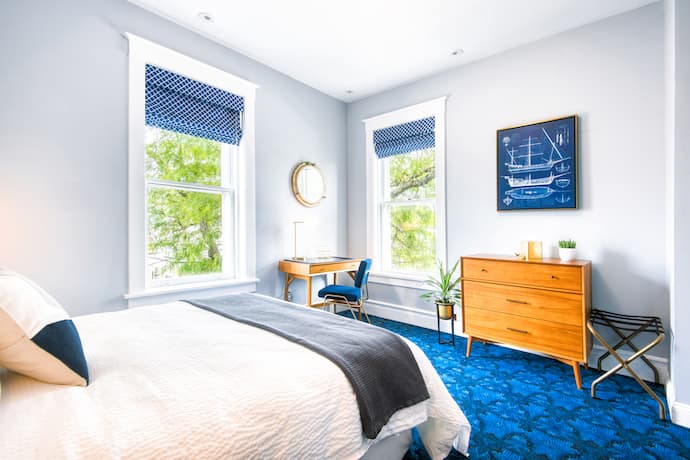 The Hudson Whaler Hotel guest room