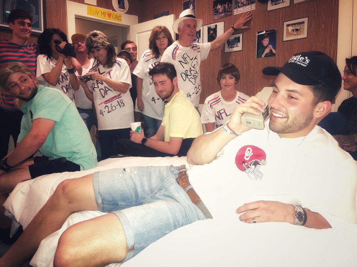 Brett Favre vs. Baker Mayfield: Who Did It Better?  Baker Mayfield's  Splendid Recreation of Brett Favre's Infamous NFL Draft Photo Deserves an  Analysis